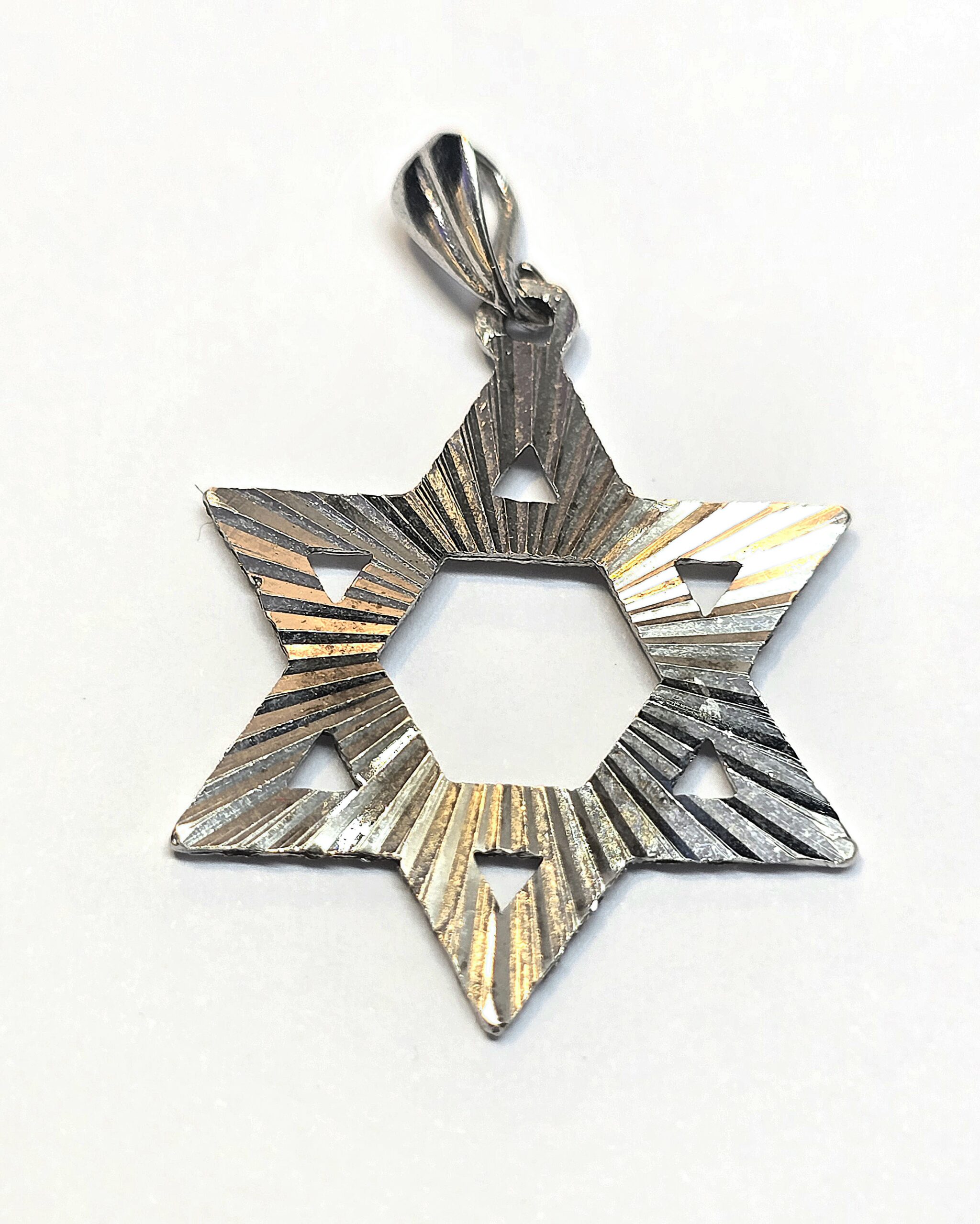 תליון זהב לבן 14 קראט מגן דויד חריטות לייזר tg4