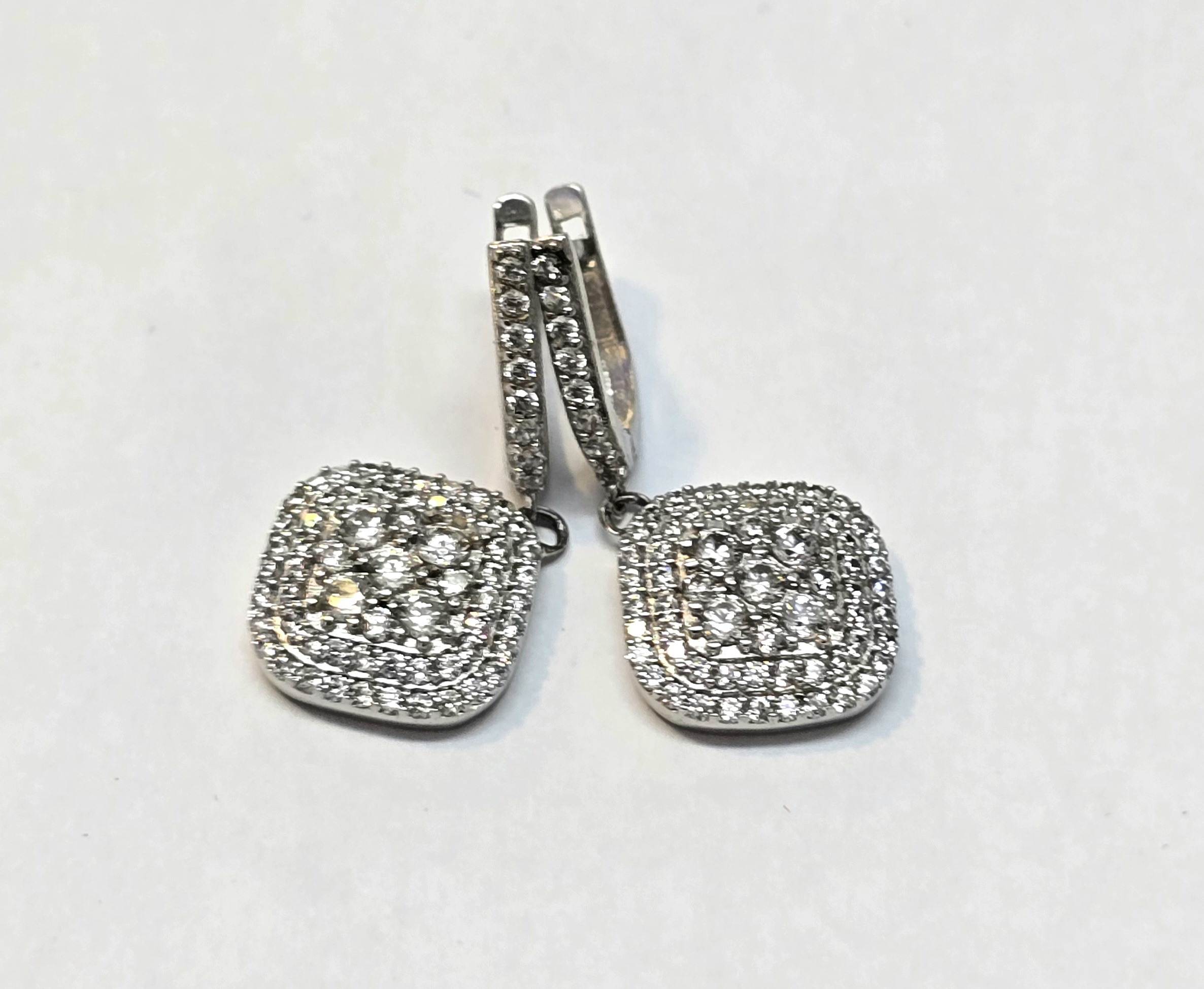 עגילי זהב לבן 14 קראט תלוים משובצים קולקציה חדשה get1