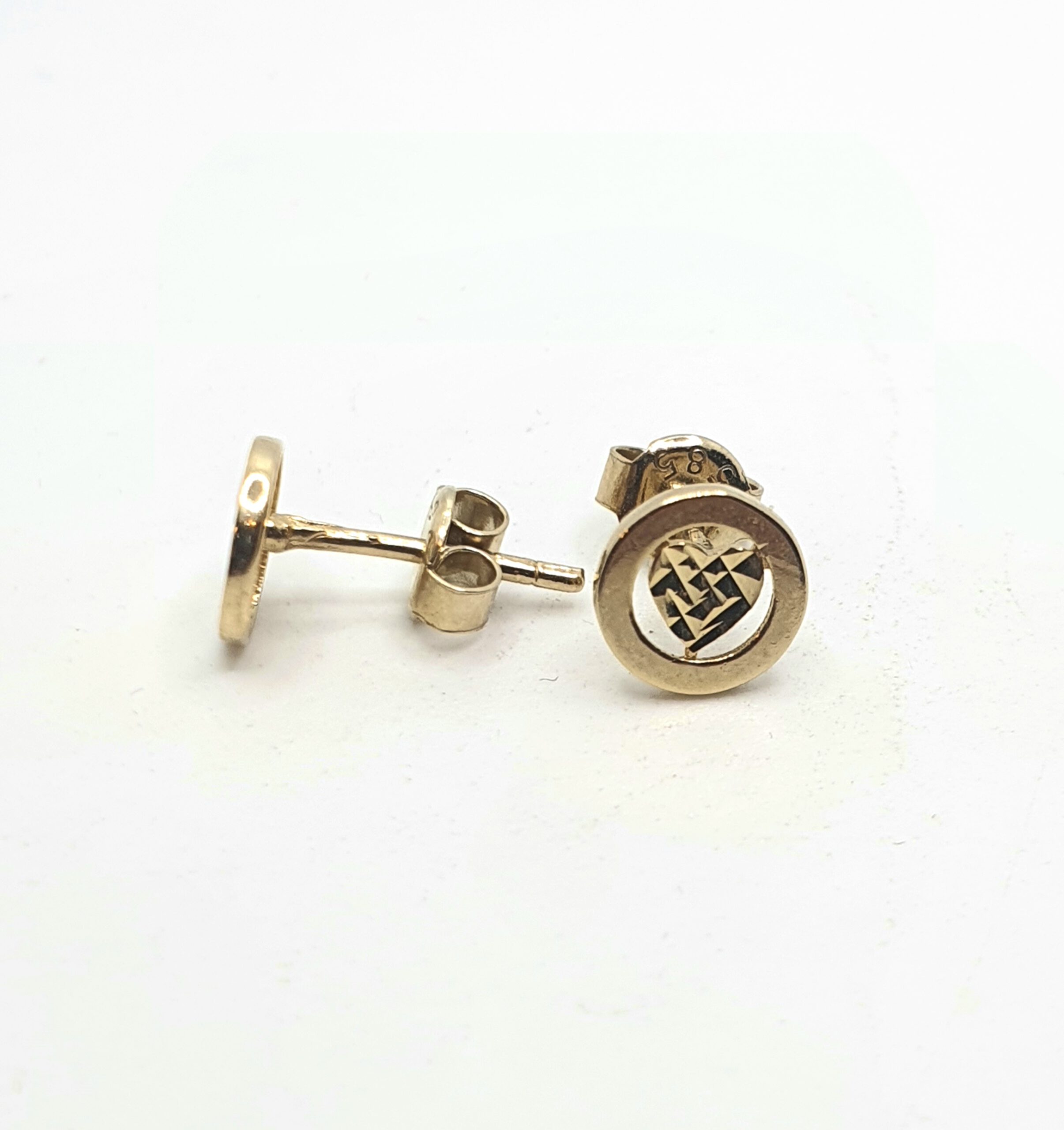 עגילי זהב 14K צמודי אוזן עיגול ובאמצע לב קולקציה חדשה GER179