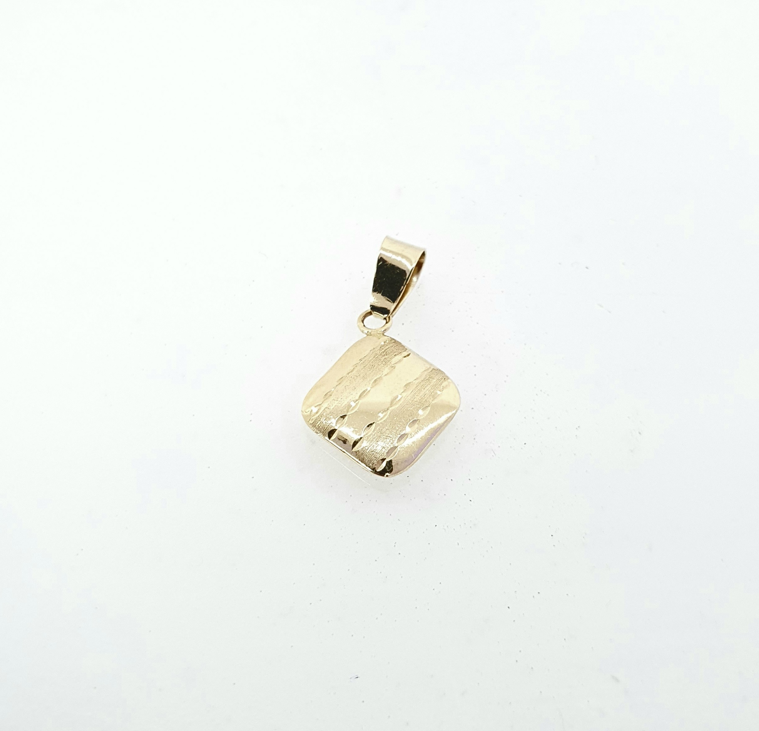 תליון זהב 14 קראט מרובע חריטות קולקציה חדשה tgbh505