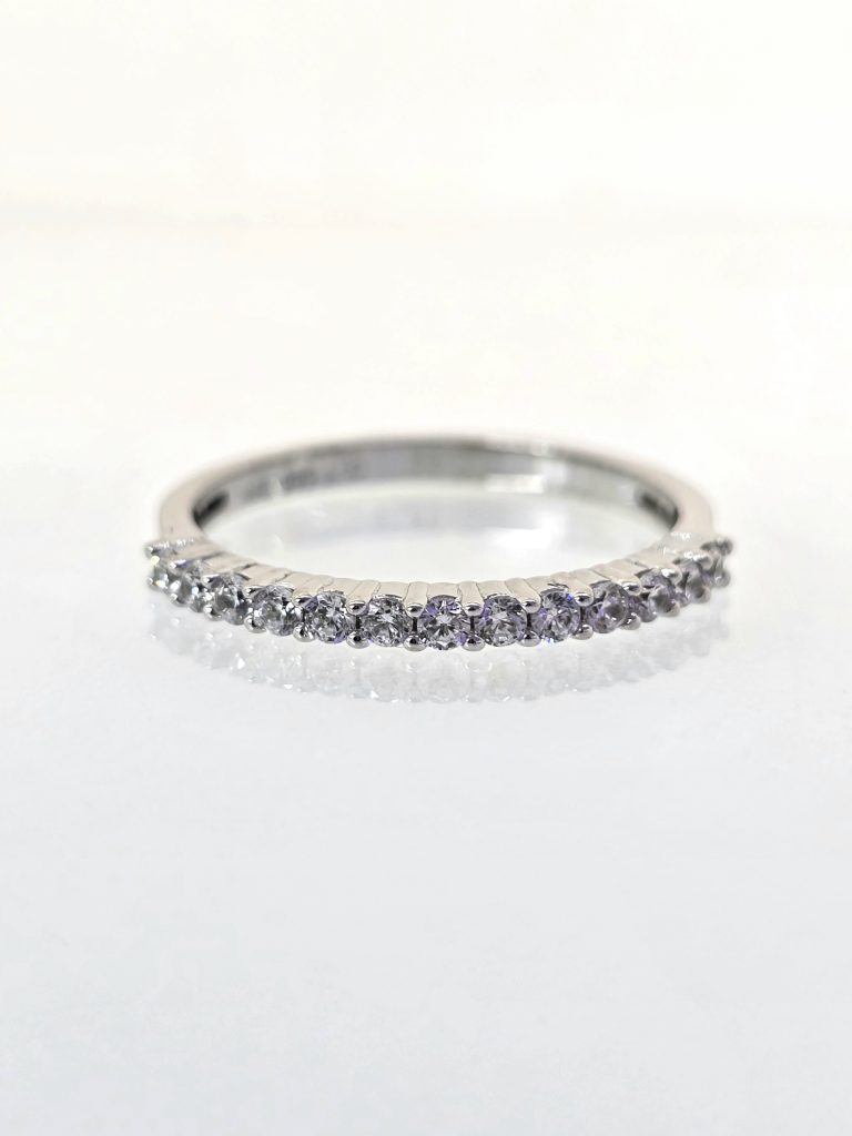 טבעת יהלומים שורה זהב לבן 14 קראט drghn6