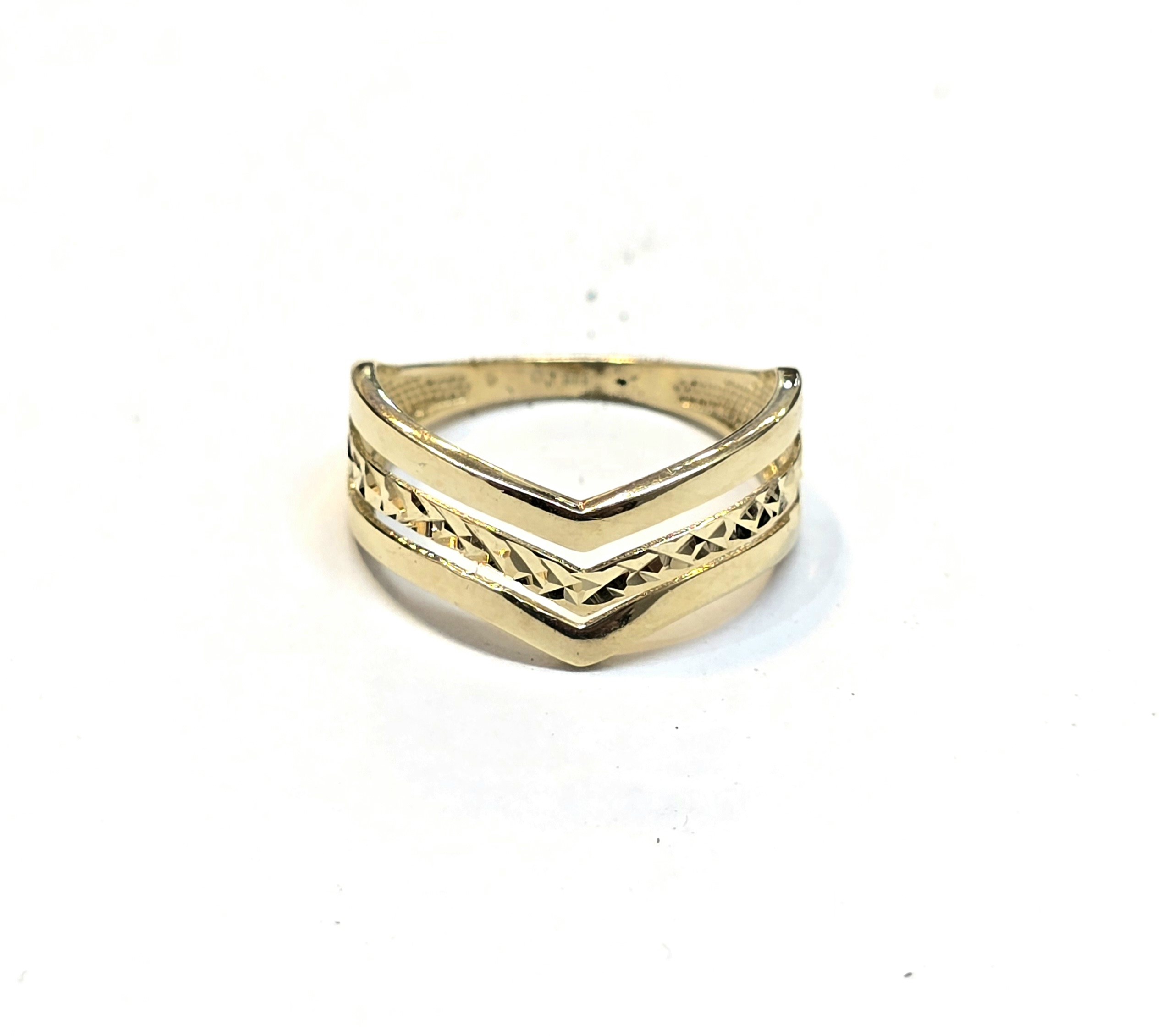 טבעת זהב 14 קראט וי חריטות קולקציה חדשה grbh777