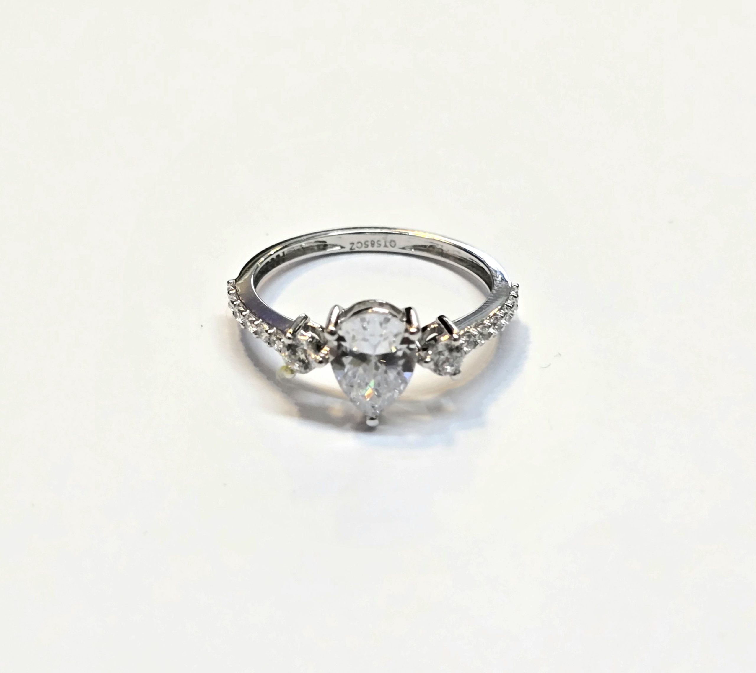 טבעת זהב לבן 14 קראט טיפה משובצת קולקציה חדשה grtip