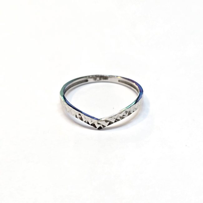 טבעת זהב לבן 14 קראט וי חריטות קולקציה חדשה grbhvi