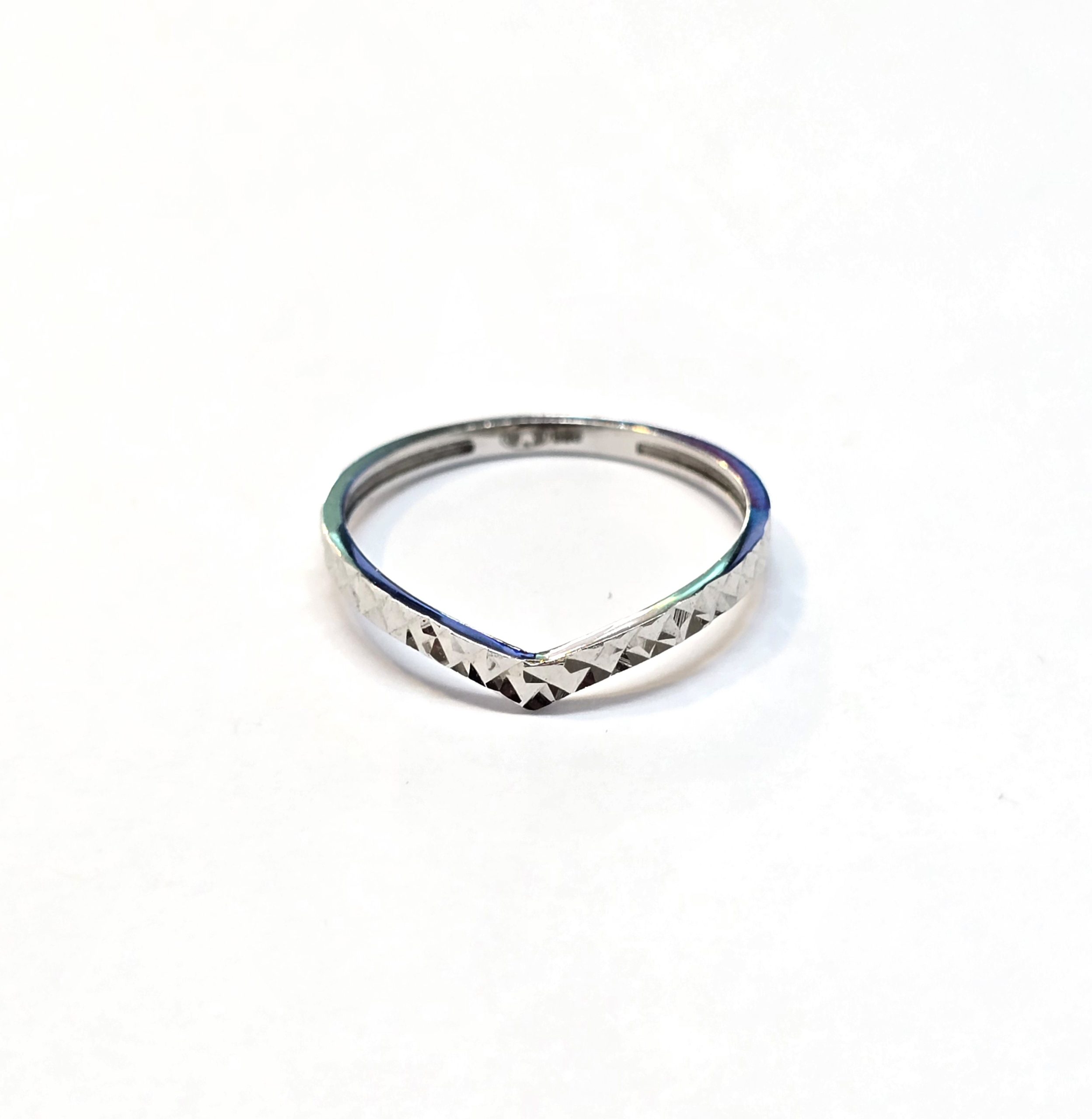 טבעת זהב לבן 14 קראט וי חריטות קולקציה חדשה grbhvi