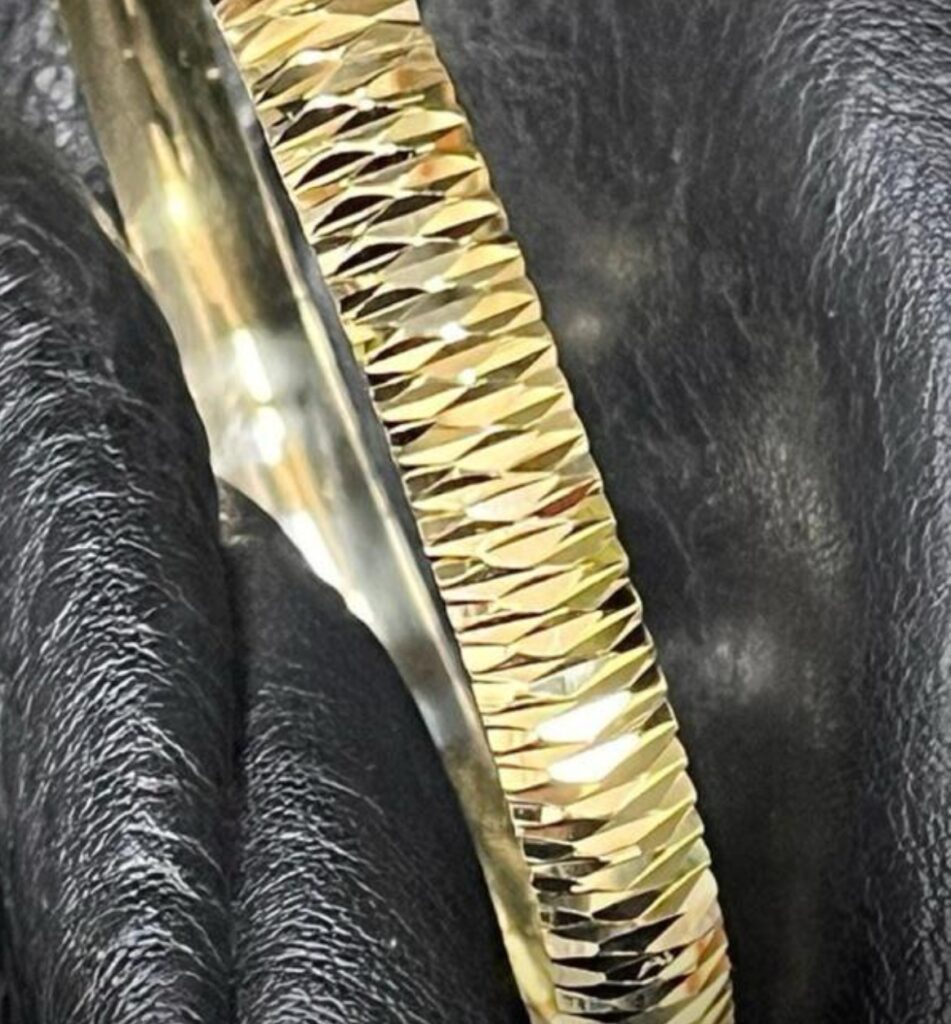 צמיד זהב צהוב 14 קראט טקסטורה יוקרתית קולקציה חדשה gb600