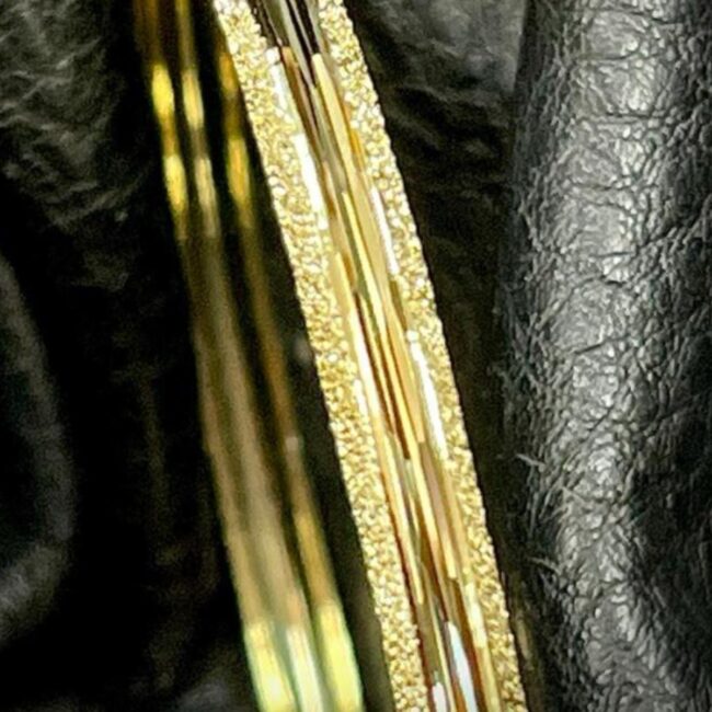 צמיד זהב צהוב 14 קראט חריטות ועיטורים צדדיים קולקציה חדשה gb700