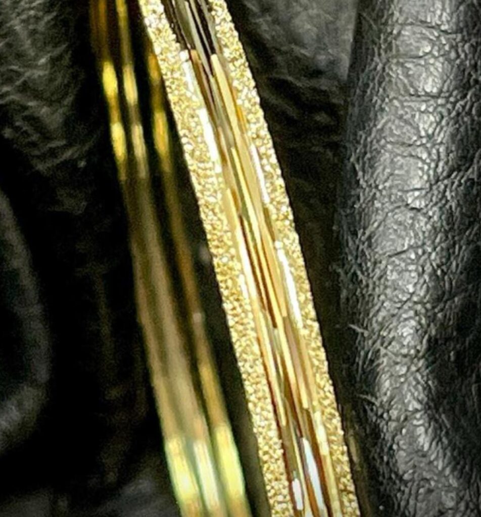 צמיד זהב צהוב 14 קראט חריטות ועיטורים צדדיים קולקציה חדשה gb700