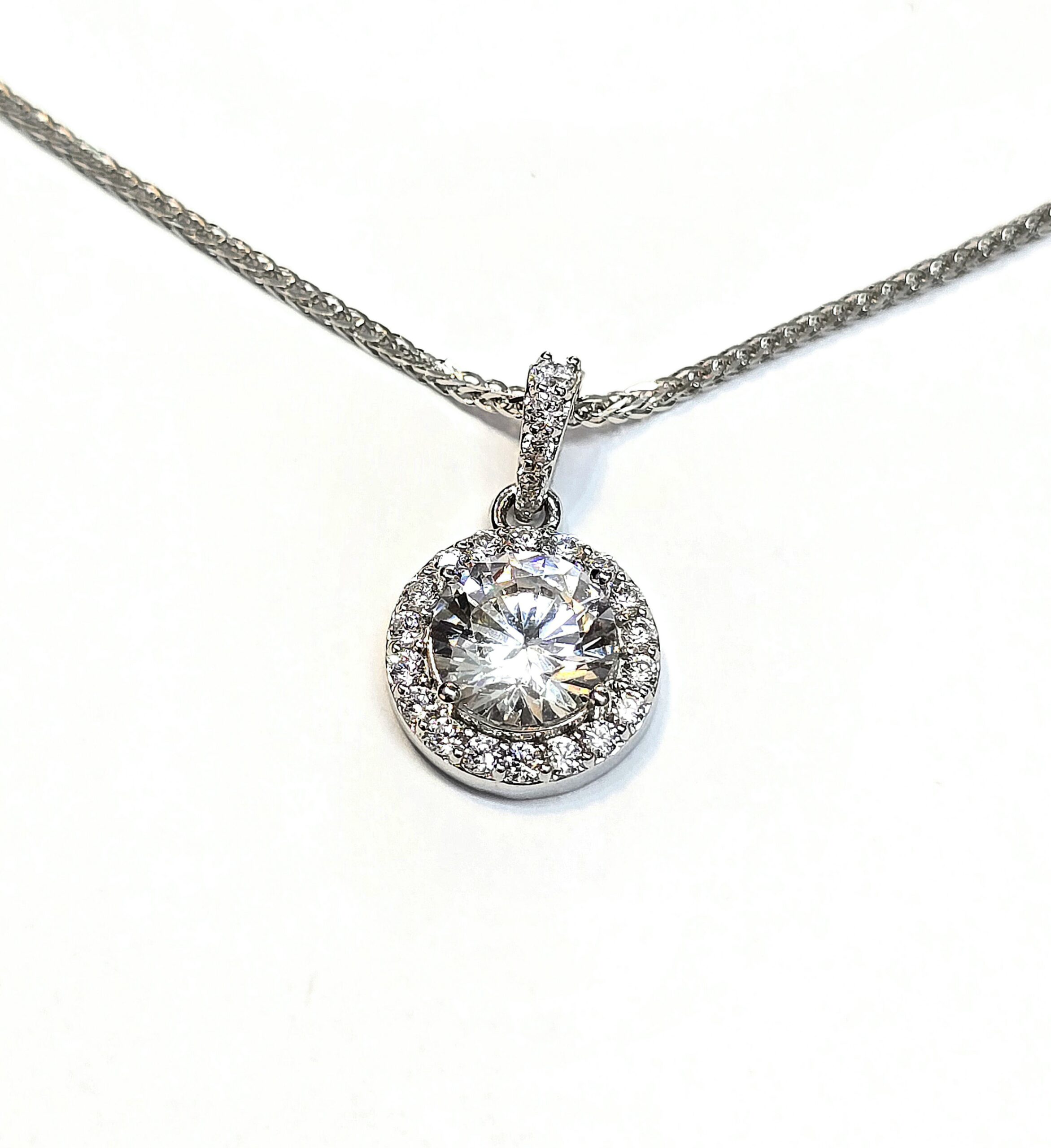 תליון זהב לבן 14 קראט משובץ אבנים ואבן מרכזית קולקציה חדשה Tza6