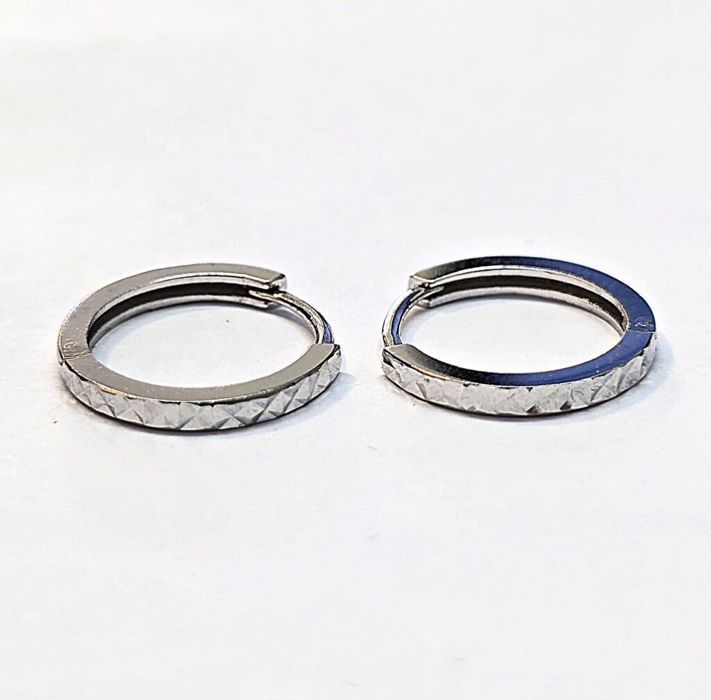 עגילי זהב לבן 14 קראט חריטות לייזר חישוק קטן nn13