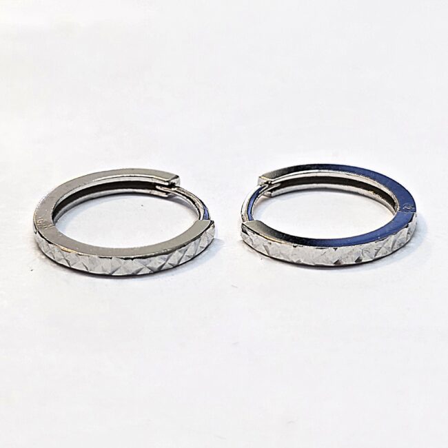 עגילי זהב לבן 14 קראט חריטות לייזר חישוק קטן nn13