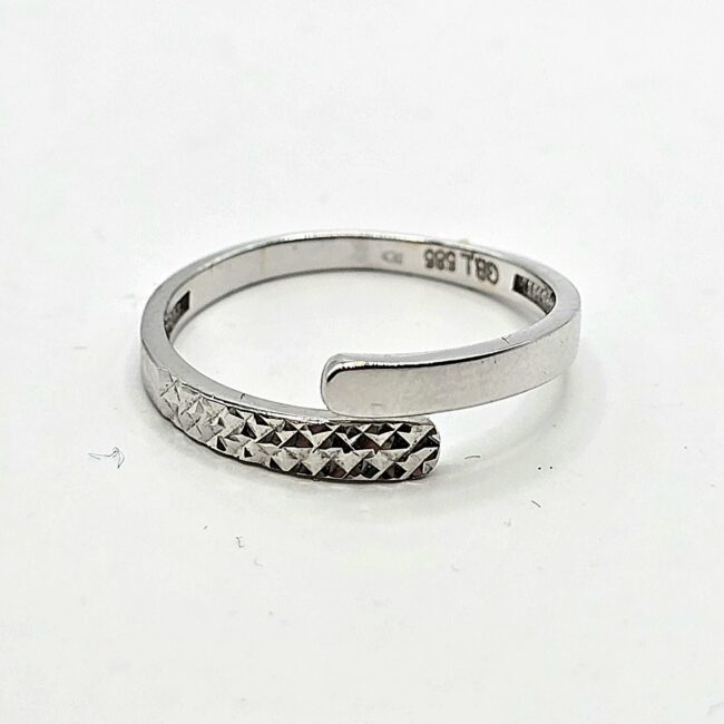 טבעת זהב לבן 14 קראט חריטות פתוחה קולקציה חדשה