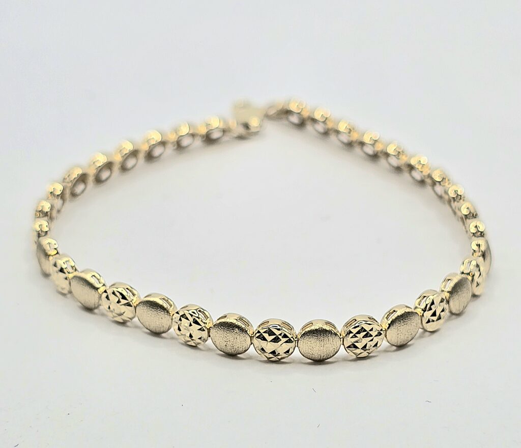 צמיד זהב 14K עיצוב עדין מהמם חריטות יהלום קולקציה חדשה מבצע 4,600 ש"ח בלבד!עד 12 תשלומים ללא ריבית מבצעים חמים באתר הורידו את האפליקציה