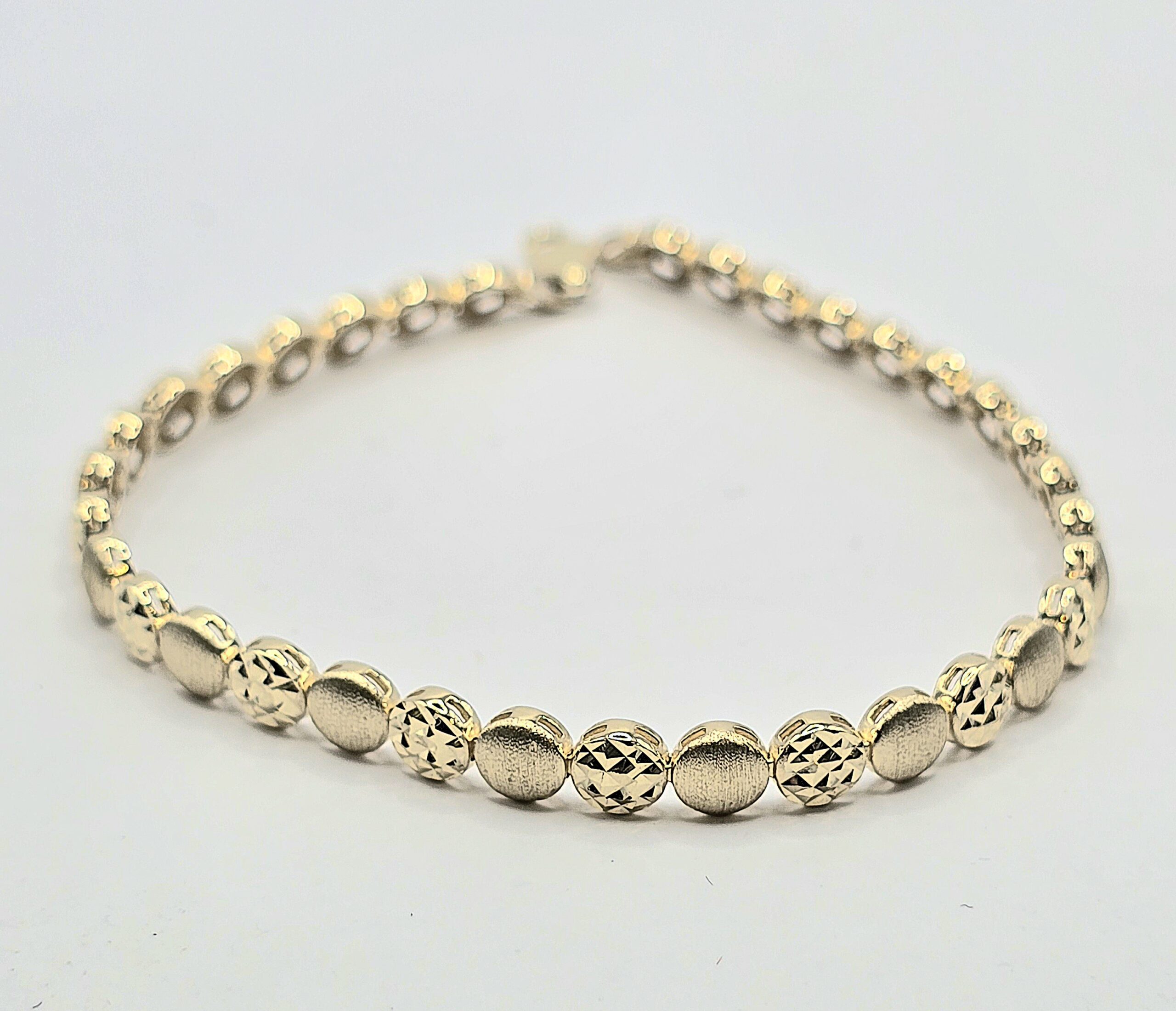 צמיד זהב 14K עיצוב עדין מהמם חריטות יהלום קולקציה חדשה GBS777