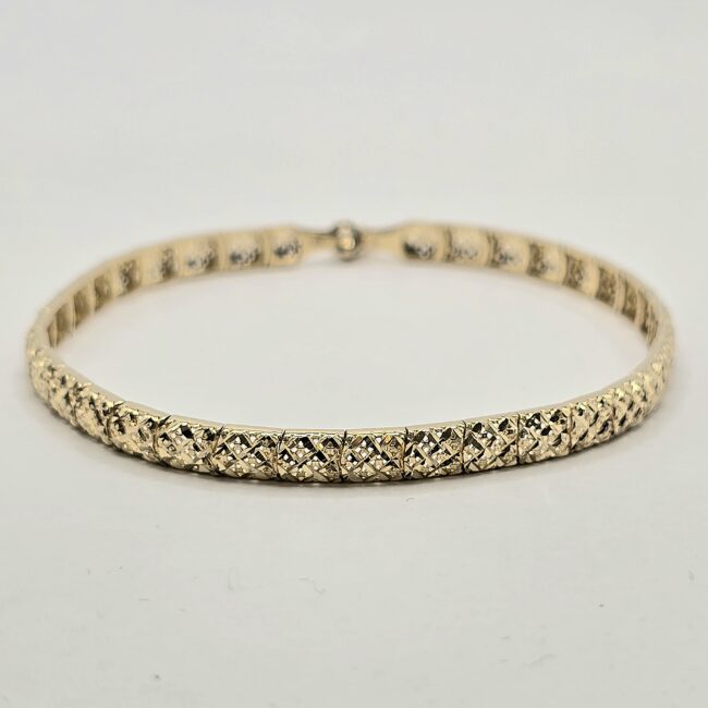 צמיד זהב 14K מיוחד ביופיו חריטות יהלום קולקציה חדשה מבצע 3,650 ש"ח בלבד! משלוחים חינם לכל הארץ עד 12 תשלומים ללא ריבית מבצעים חמים באתר הורידו את האפליקציה