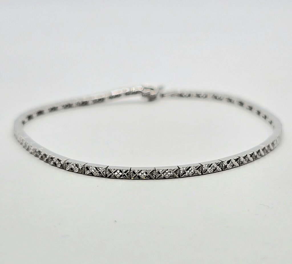 צמיד זהב לבן 14K עדין וקלאסי חריטות לייזר קולקציה חדשה מבצע 2,650 ש"ח עד 12 תשלומים ללא ריבית משלוחים חינם לכל הארץ מבצעים חמים באתר הורידו את האפליקציה