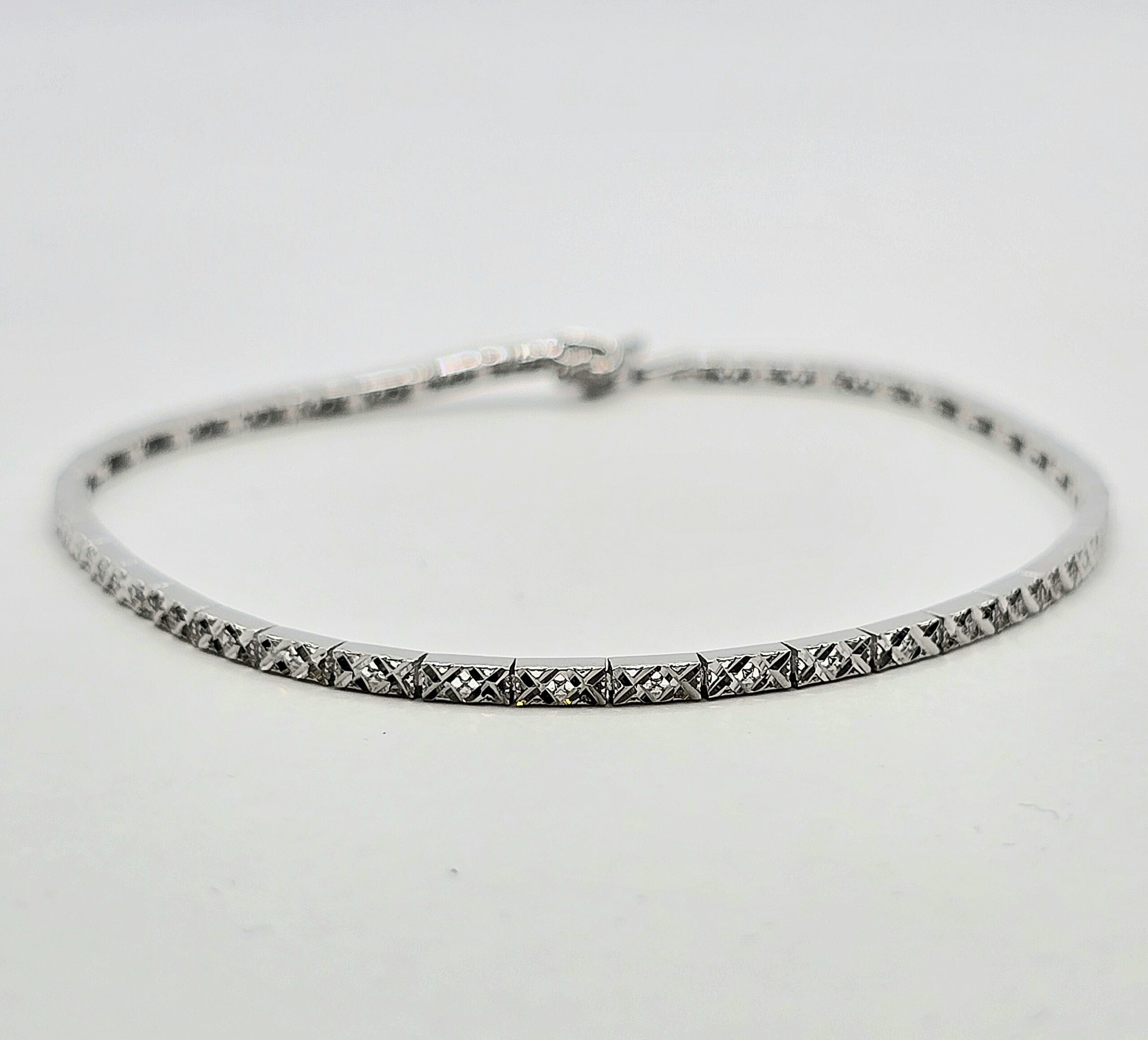 צמיד זהב לבן 14K עדין וקלאסי חריטות לייזר קולקציה חדשה GBS806